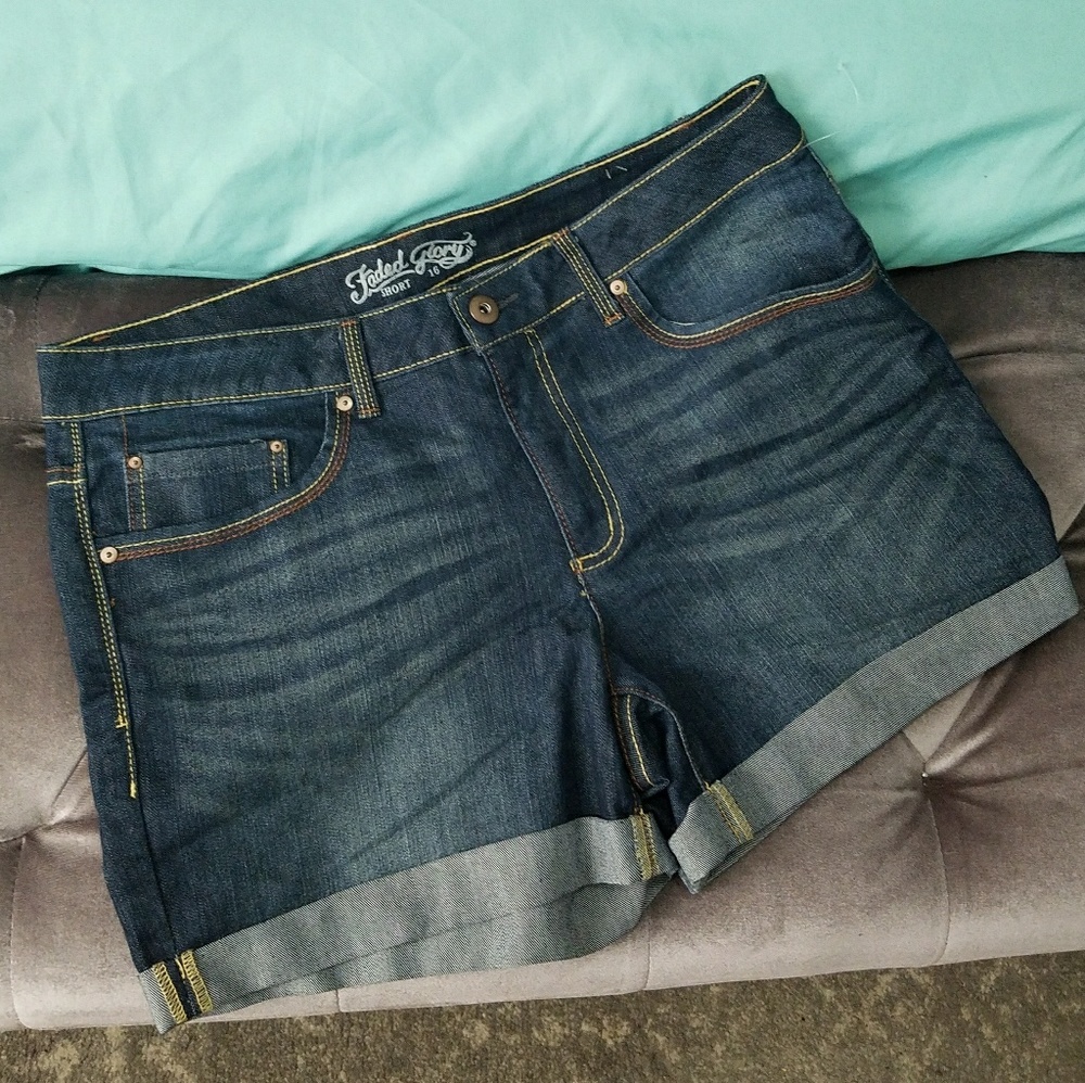 WOMEN'S MEDIUM WASH DENIM SHORTS